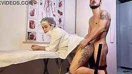 Paciente no aguanta e fica ereto na frente da enfermeira durante o exame?