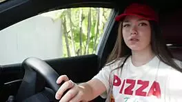 fucked a pizza delivery girl for a good tip