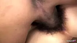 娇小亚洲按摩妹被老男人骗着后入式性爱