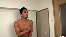 娇小亚洲按摩妹被老男人骗着后入式性爱