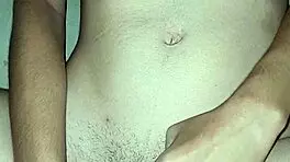 Masturbando meu clit�ris suculento e metendo um consolinho na minha buceta peluda gozei demais