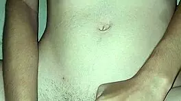 Masturbando meu clit�ris suculento e metendo um consolinho na minha buceta peluda gozei demais