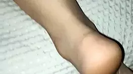 encuentro a mi hermanastra tomando una siesta y la follo bien rico