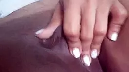 solitaria mexicana con tetas grandes se masturba en la cama