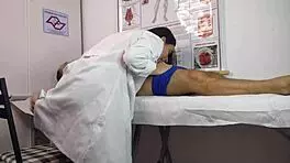 o pau levantou na frente da enfermeira curvy brazilian in hospital uniform