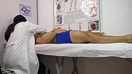 o pau levantou na frente da enfermeira curvy brazilian in hospital uniform