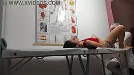 Ginecologista Enfia Dedo No Cu E Fode Paciente