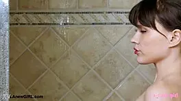 迷人金发女孩洗澡