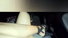 chica caliente por la calle sube al carro de su novio pero se toca sola y lo deja con ganas de cogerme en perú callejero