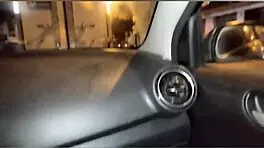 chica caliente por la calle sube al carro de su novio pero se toca sola y lo deja con ganas de cogerme en perú callejero