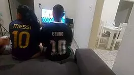 Tive Que Fazer Sexo Com Amigo Do Meu Marido Por Causa De Uma Aposta Mas Fiquei Com Tesão E Acabei Fazendo Dp Com Os Dois