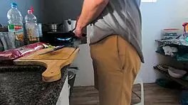 fui atraida pelo cheiro da comida, acabei na cozinha com ele