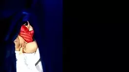 mi vecina culona juega con su coño y casi me descubre tuve que aguantar las ganas de partirle la concha de una y venirme en ella joder