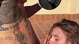 chica ayuda a gymbro con los ejercicios - hardnikole payo pro