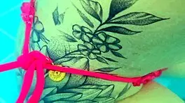 游泳池里与娇小瘦弱女孩的公共危险性爱，紧致小穴