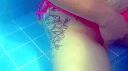 游泳池里与娇小瘦弱女孩的公共危险性爱，紧致小穴