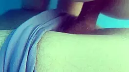 游泳池里与娇小瘦弱女孩的公共危险性爱，紧致小穴