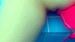 游泳池里与娇小瘦弱女孩的公共危险性爱，紧致小穴