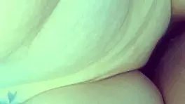 游泳池里与娇小瘦弱女孩的公共危险性爱，紧致小穴