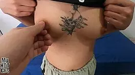 年轻女人到来尝试新体验