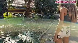 Novinha Completa 18 Anos E Chama Amigo Pra Tirar Virgindade No Mato