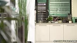 西尔维娅·德莱被文斯·卡特猛肏屁股粗暴