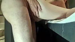 Brincando com o cuzinho e com a buceta da esposa de quatro