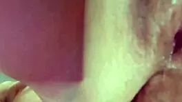 Brincando com o cuzinho e com a buceta da esposa de quatro