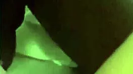 18+少女录下情人鸡巴操她肿胀阴部，而男友在学校