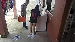 dona de casa paga tecnico com bunda enquanto marido fora