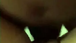 18+少女录下情人鸡巴操她肿胀阴部，而男友在学校