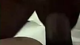 18+少女录下情人鸡巴操她肿胀阴部，而男友在学校