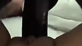 18+少女录下情人鸡巴操她肿胀阴部，而男友在学校