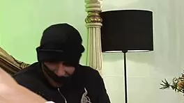 这个穿内衣的棕发女郎在丈夫观看时热情操？