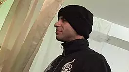 这个穿内衣的棕发女郎在丈夫观看时热情操？