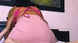 La Colegiala Se Acuesta Con El Amigo Del Hermano Y Se Lo Folla En Su Habitación Mientras La Familia Está Fuera De La Ciudad!