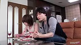 哇，娇小日本少女弯腰后入，骑乘紧致小穴无码JAV色情！