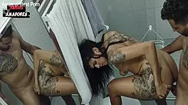 Filmei meu amigo e a namorada fudendo no banheiro