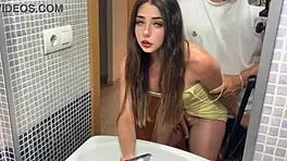 Convenci a padrastro para masturbarme con su mano en el baño