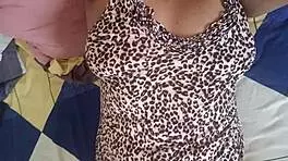 hijastra caliente se deslecha en la cama del padrastro y esta gimiendo de placer