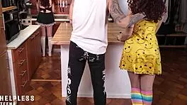 女仆忍不住自慰被霸道男厨房猛操