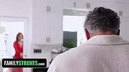 紧张新娘被经验熟女教做爱技巧