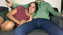 黑发美女嘴上颜射湿穴内射