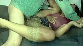 黑发美女嘴上颜射湿穴内射