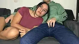 黑发美女嘴上颜射湿穴内射