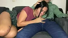 黑发美女嘴上颜射湿穴内射