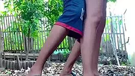 Sensasi ngentot istri tetangga di kebun belakang rumah