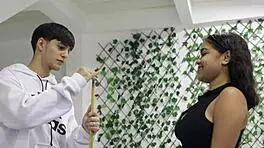 hermanastro le da clases de billar a su hermanastra pervertida latina y ella se calienta tanto que le pide follar en la mesa