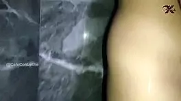 descubro a latina depilándose, se calienta y me saca toda la leche para tragárselo 😍