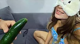 Cogiendo shobrina delante de su esposo cornudo me corro en el rico tracero enorme de caliente morra se deja coger con la polla erecta por su coño aspero